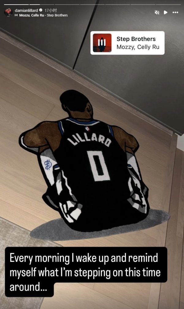 Tâm trạng là như hình! Lillard đang cho thấy thảm tùy chỉnh của mình. Mặt sau của gân Achilles của a