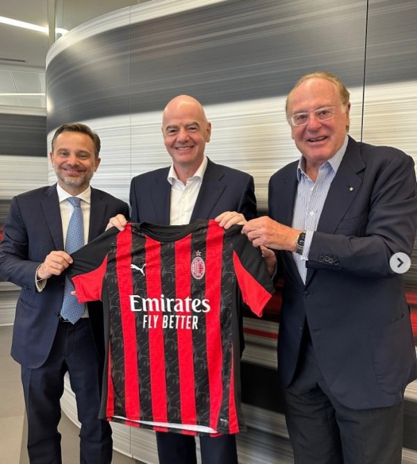 Chủ tịch FIFA Infantino thăm trụ sở Milan và chụp ảnh với các giám đốc điều hành cấp cao của Milan