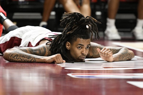Mùa trước, G League trung bình 18,6 điểm và 5,9 rebound mỗi trận! Spears: 76ers ký Emmoni Bates