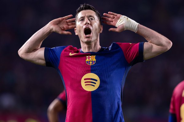 Xếp hạng người chơi Barcelona mỗi môn thể thao: Lewandowski, Eric 9 điểm, Araujo, de Jong 8 điểm, Co